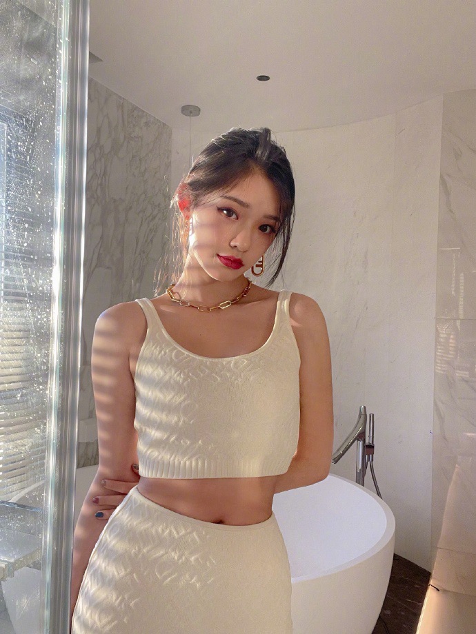 林允红唇卷发美艳动人写真美照