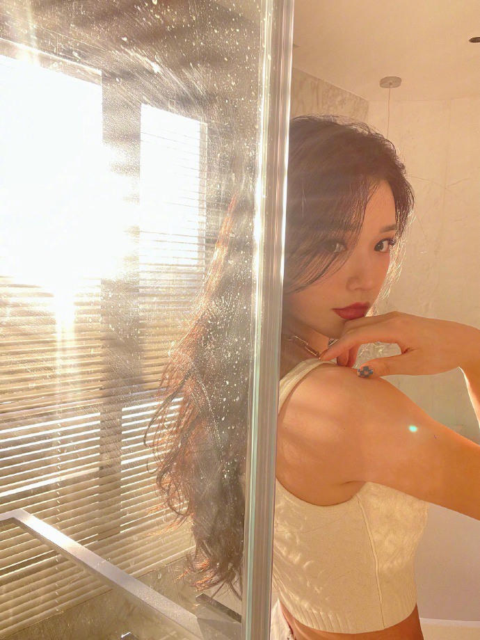 林允红唇卷发美艳动人写真美照