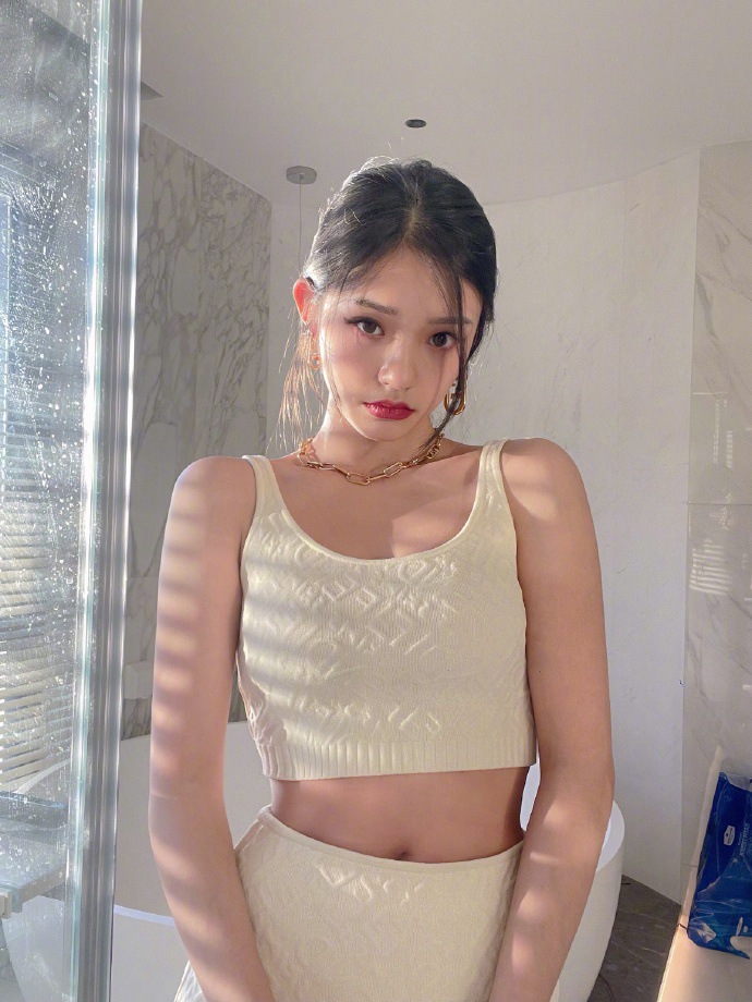 林允红唇卷发美艳动人写真美照