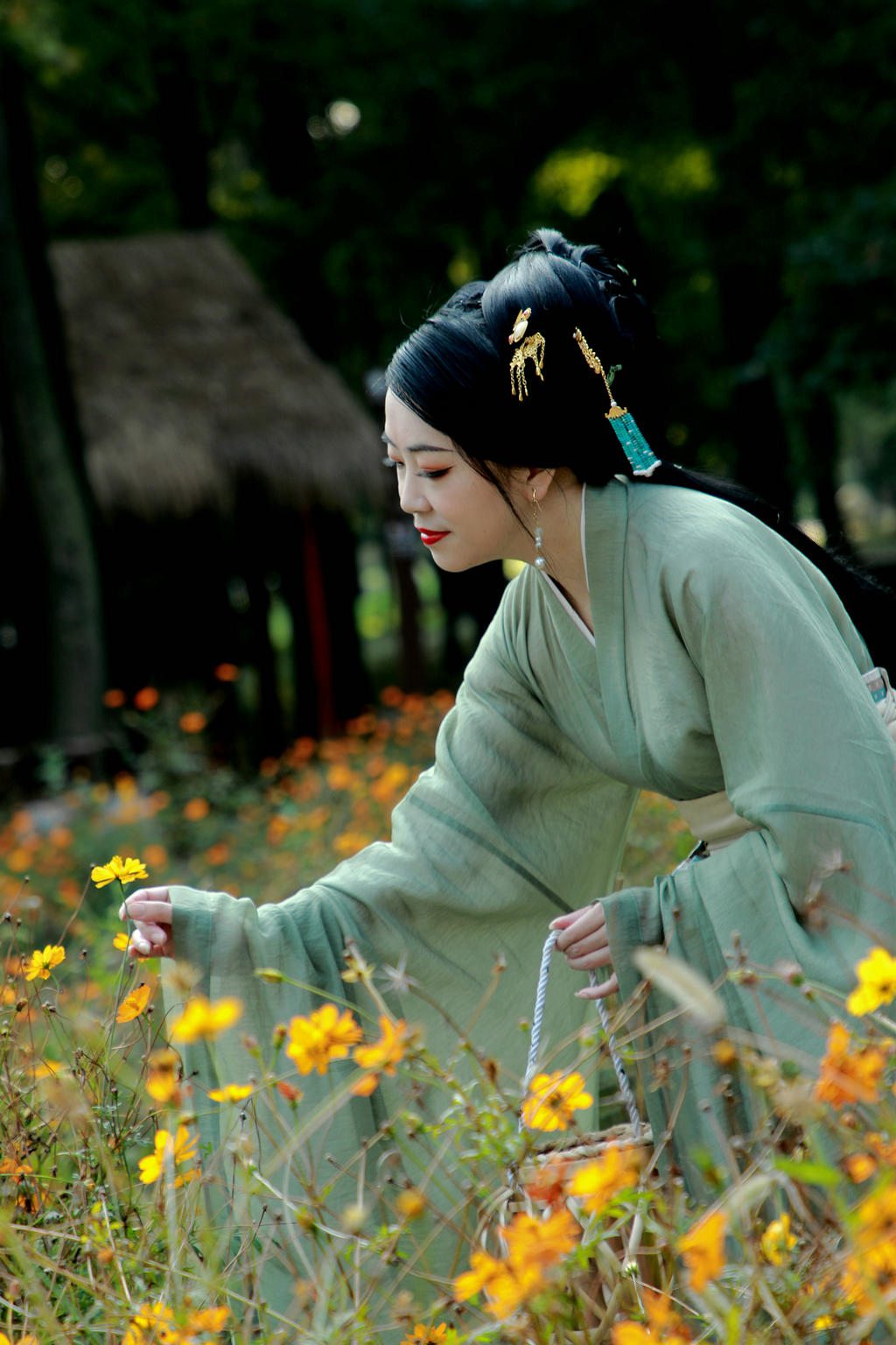 油菜花田汉服美女风韵犹存图片