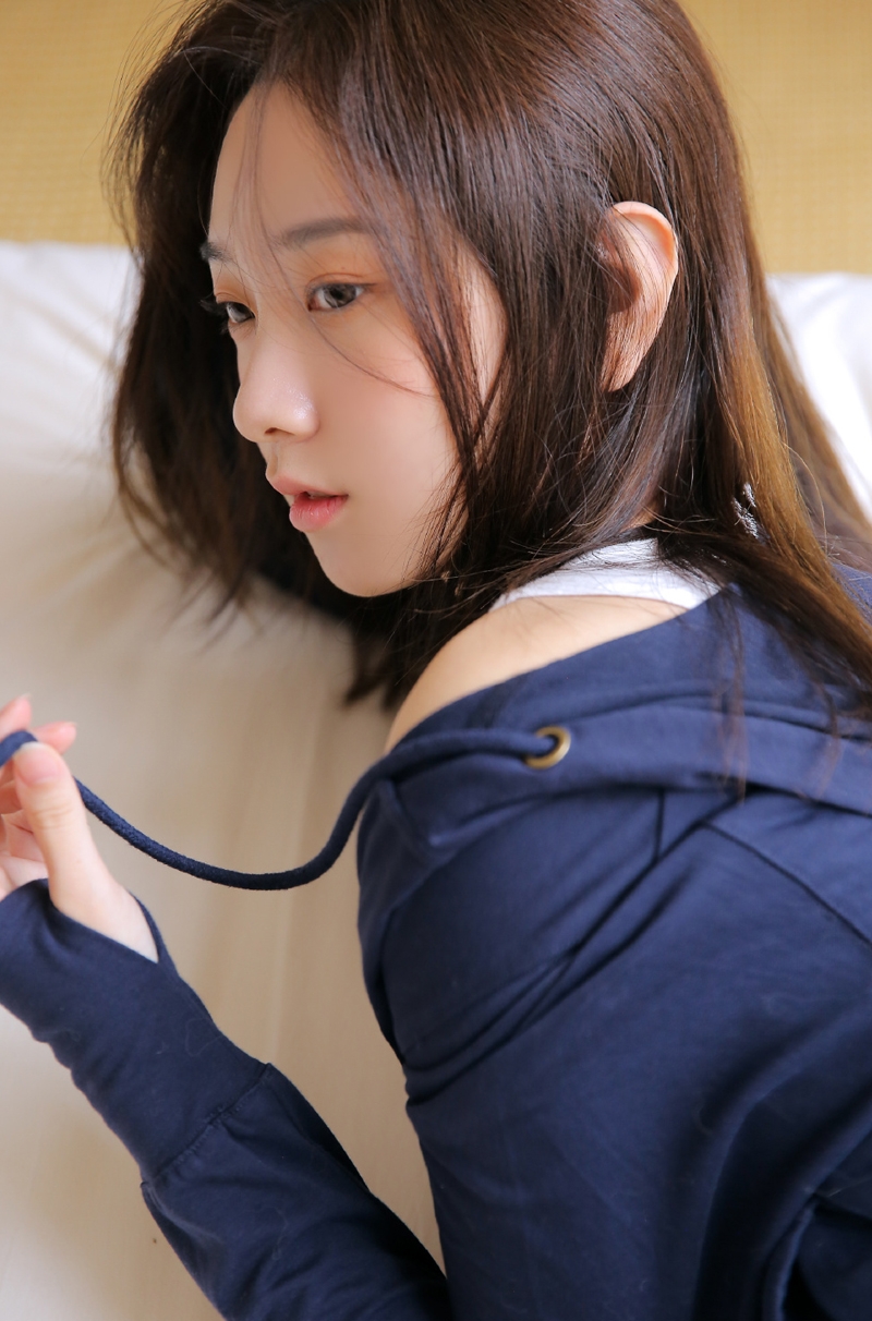 睡衣美女长发披肩温柔可人图片