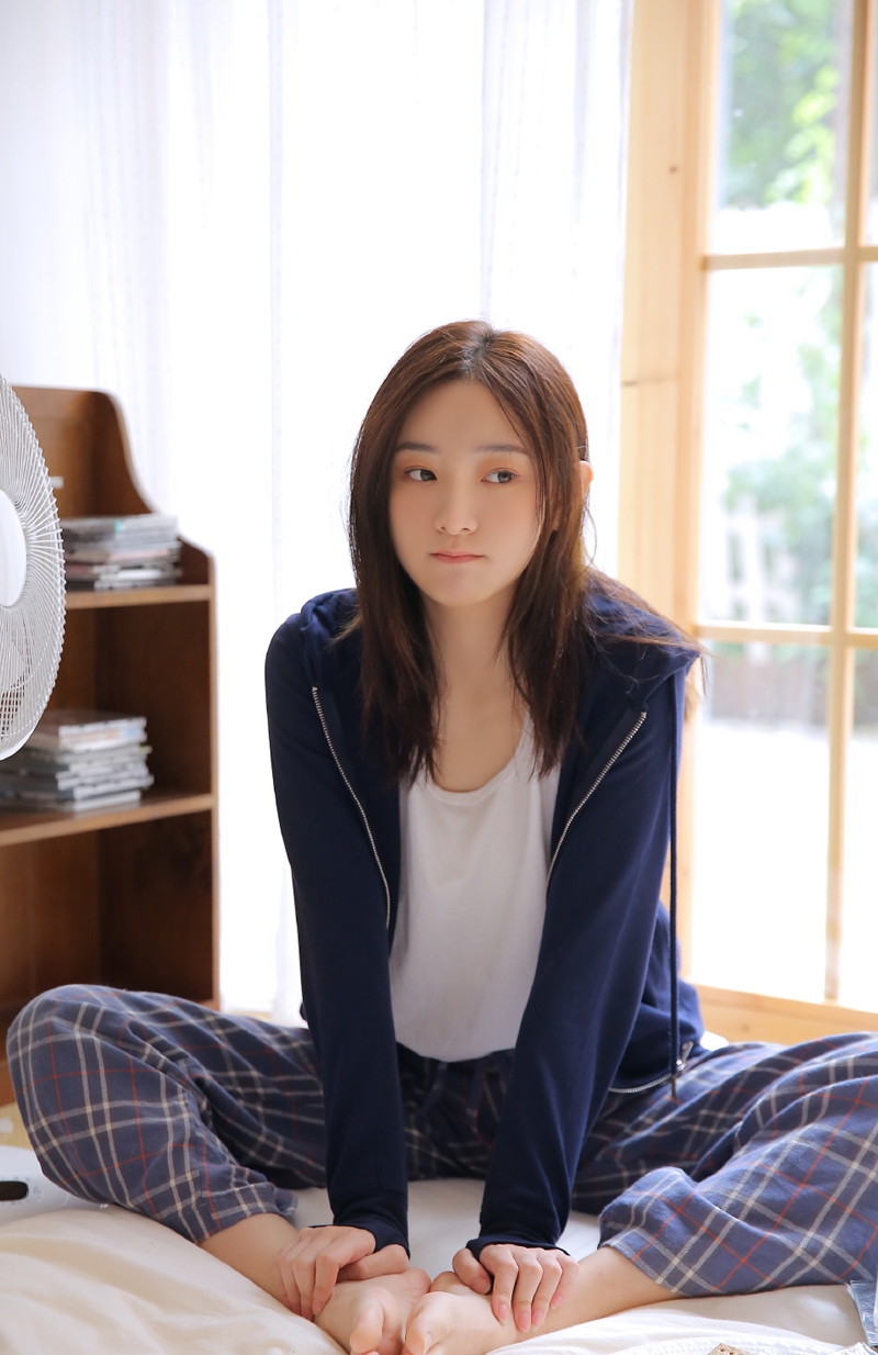 睡衣美女长发披肩温柔可人图片