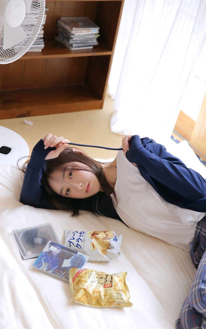 睡衣美女长发披肩温柔可人图片