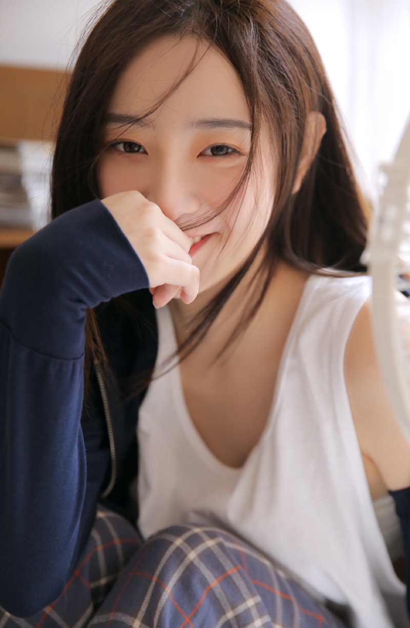 睡衣美女长发披肩温柔可人图片