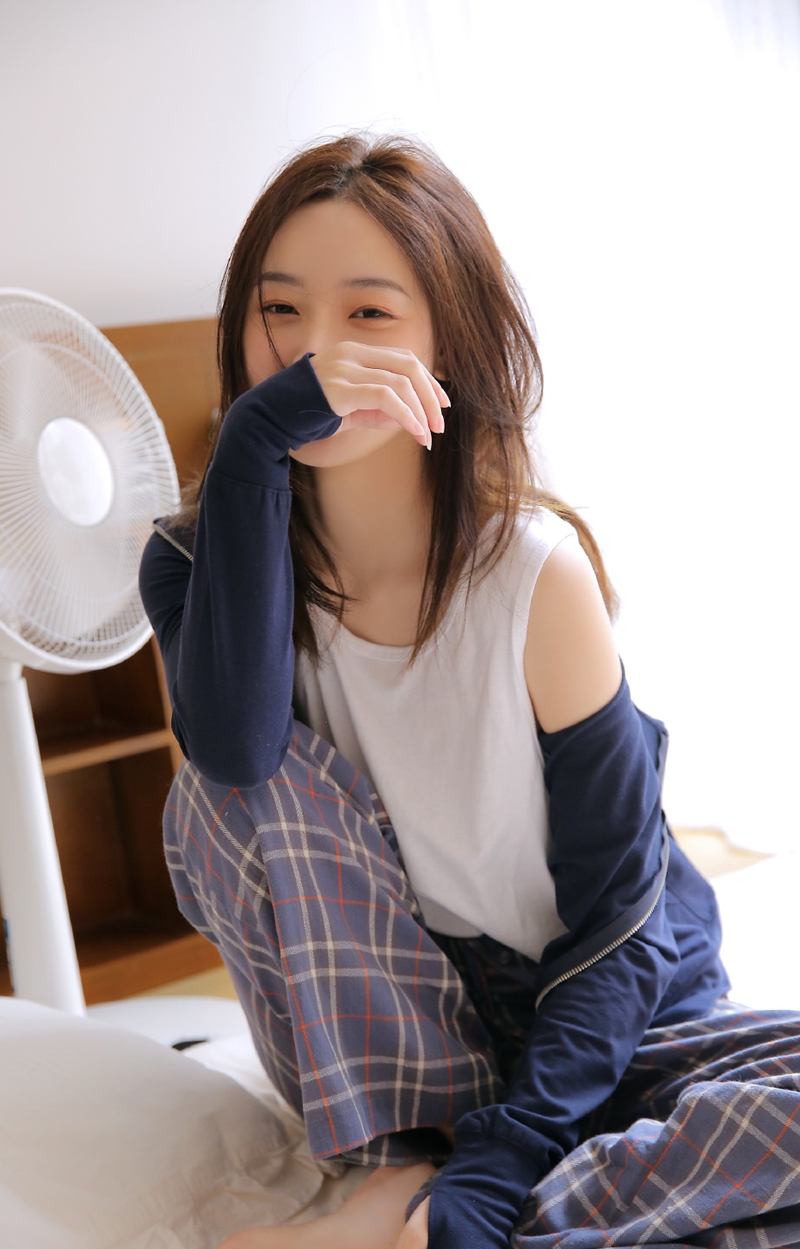 睡衣美女长发披肩温柔可人图片