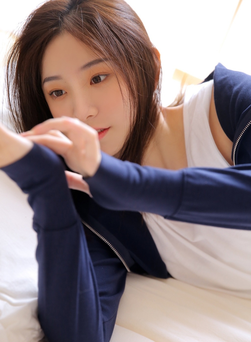 睡衣美女长发披肩温柔可人图片