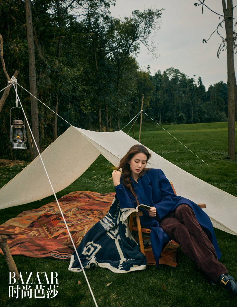 刘诗诗复古造型尽显飒爽柔美写真