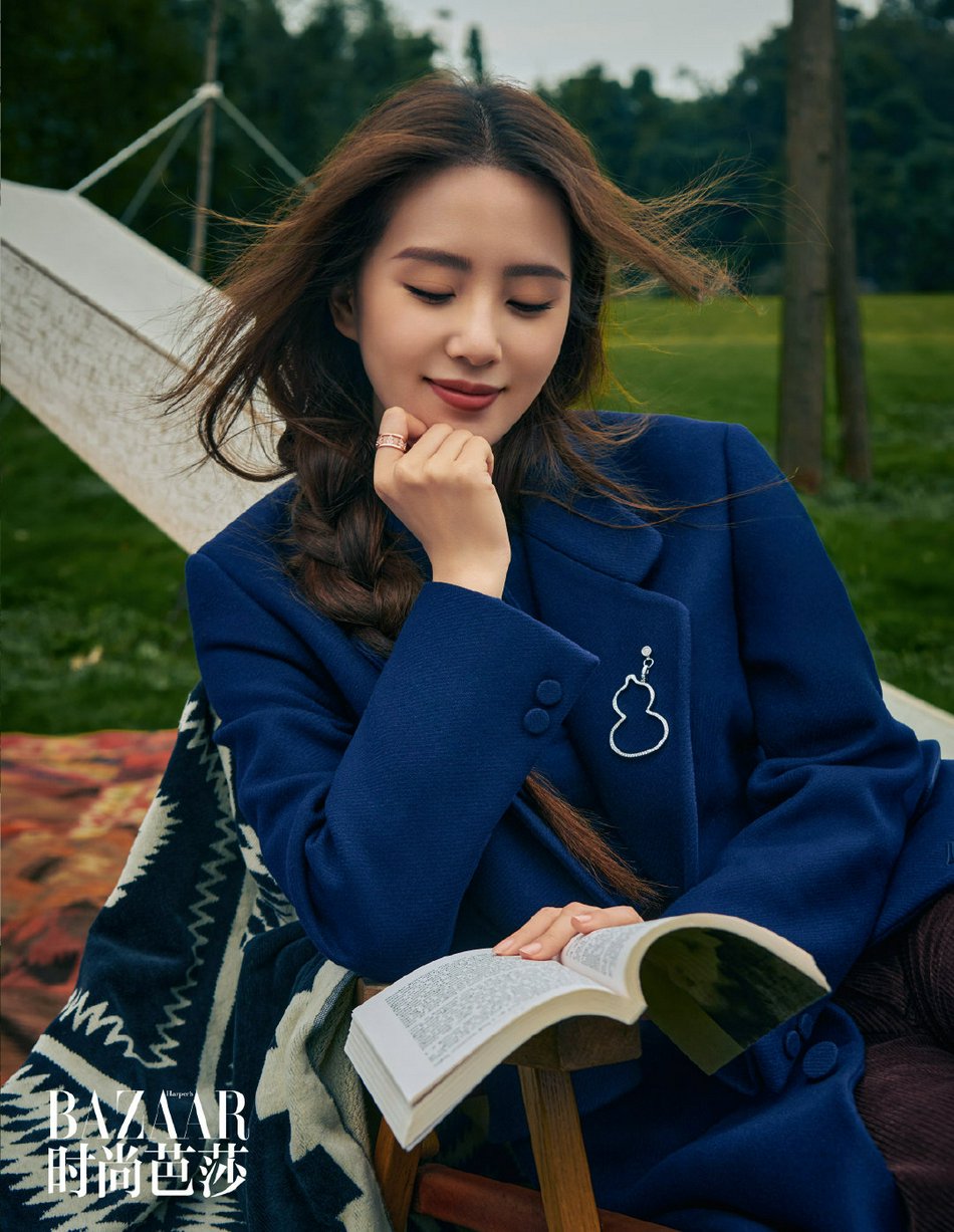 刘诗诗复古造型尽显飒爽柔美写真