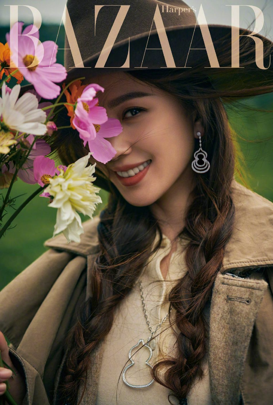 刘诗诗复古造型尽显飒爽柔美写真