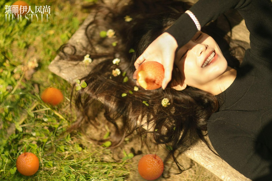 杨颖与大自然融为一体杂志写真
