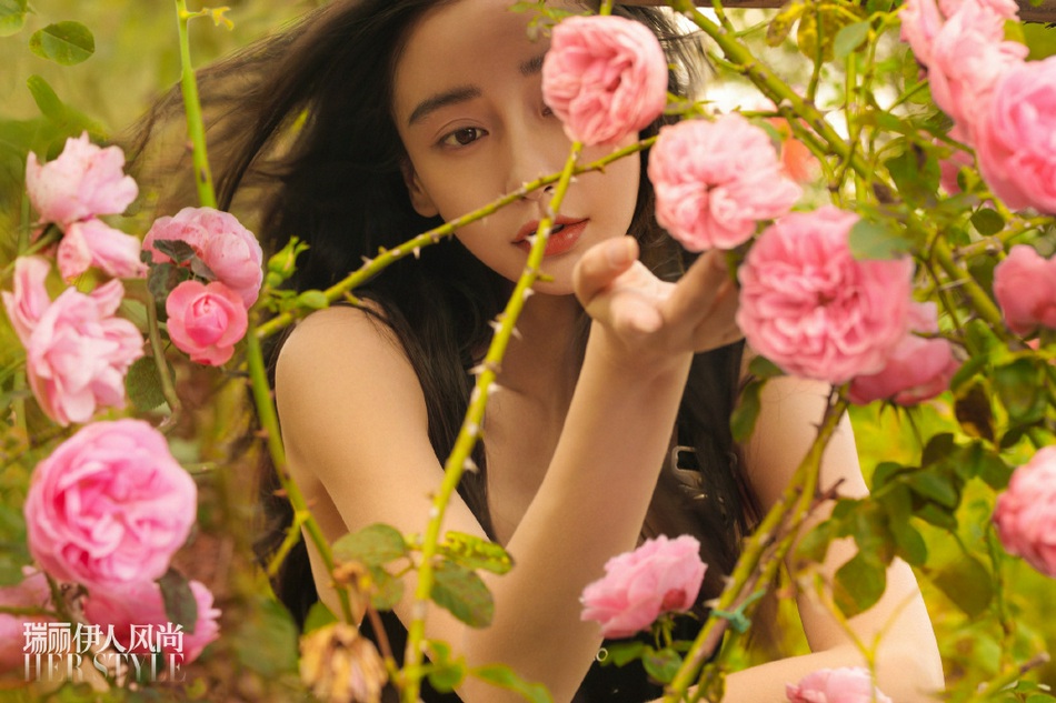 杨颖与大自然融为一体杂志写真