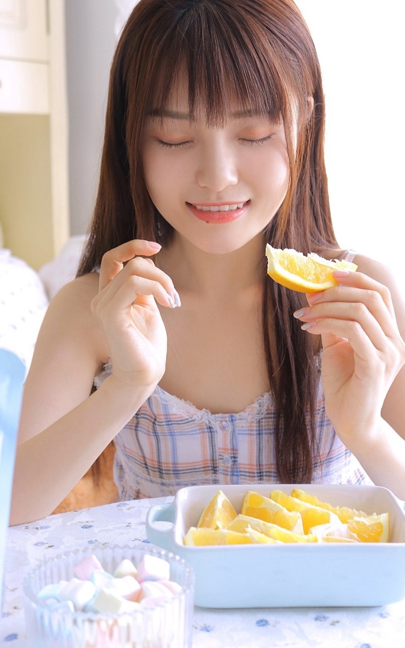 吊带裙美眉光滑牛奶肌精品套图