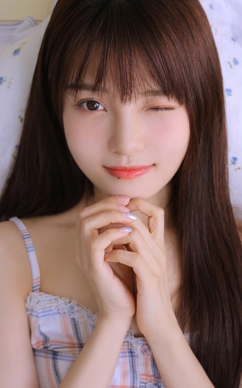 吊带裙美眉光滑牛奶肌精品套图