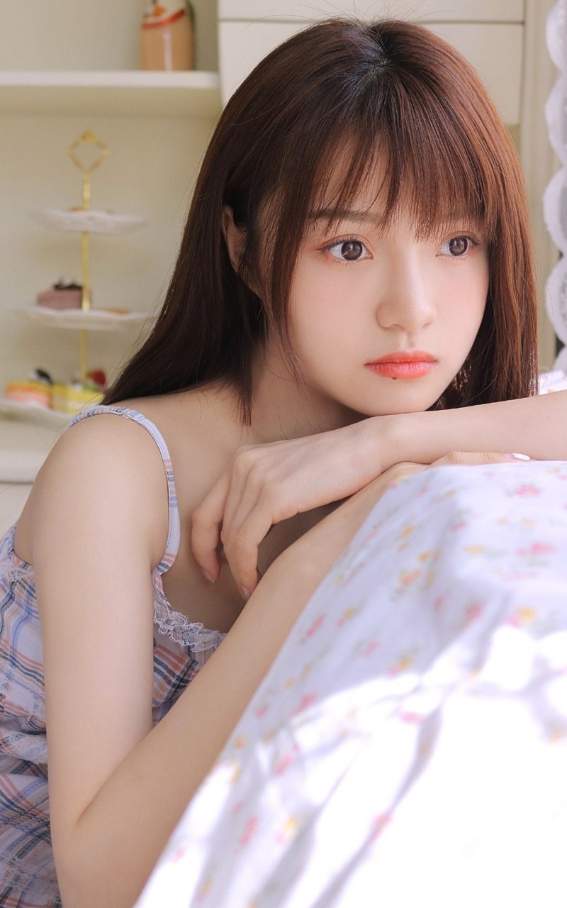 吊带裙美眉光滑牛奶肌精品套图