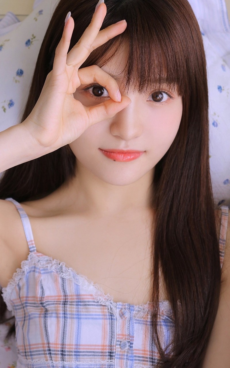 吊带裙美眉光滑牛奶肌精品套图