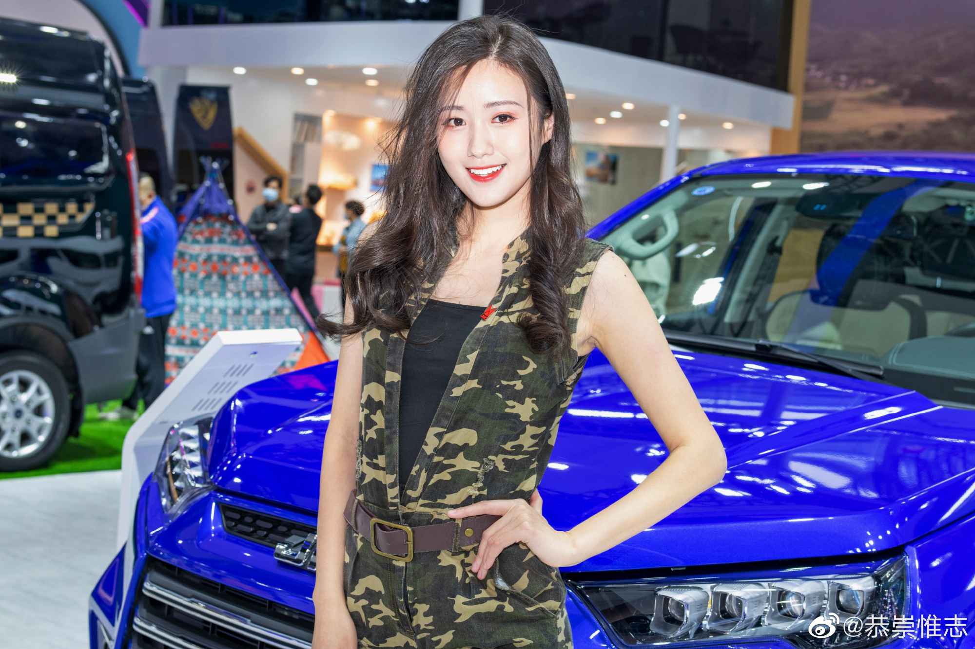 超短裤美女车模性感大长腿私拍