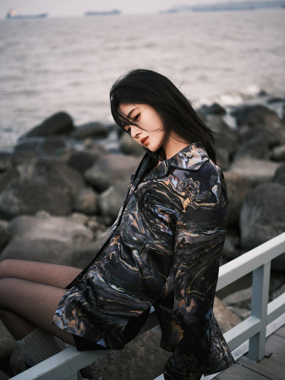 鞠婧t黑色花纹衬衫慵懒随性写真