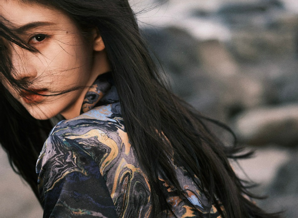 鞠婧t黑色花纹衬衫慵懒随性写真