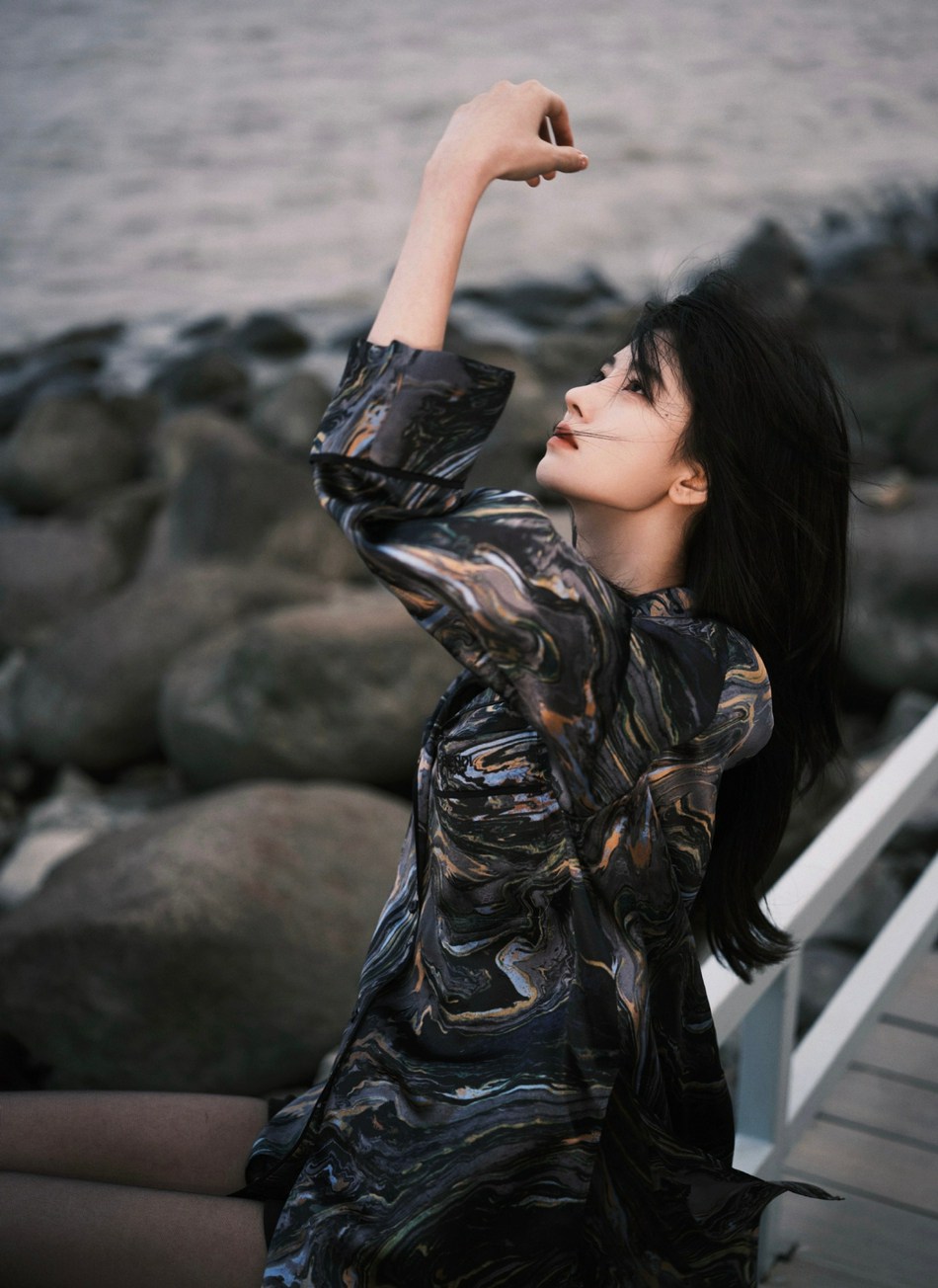 鞠婧t黑色花纹衬衫慵懒随性写真