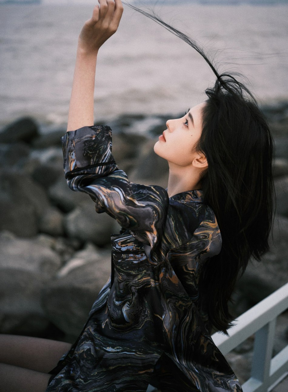 鞠婧t黑色花纹衬衫慵懒随性写真