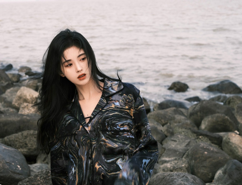 鞠婧t黑色花纹衬衫慵懒随性写真