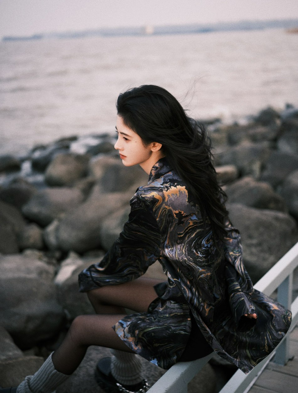 鞠婧t黑色花纹衬衫慵懒随性写真