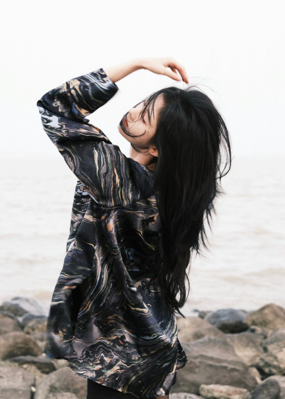 鞠婧t黑色花纹衬衫慵懒随性写真