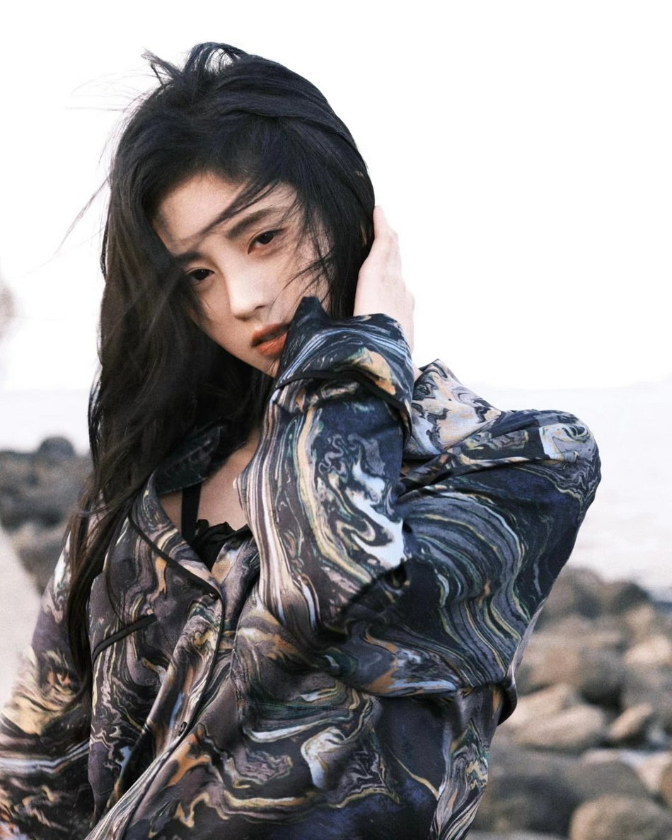 鞠婧t黑色花纹衬衫慵懒随性写真