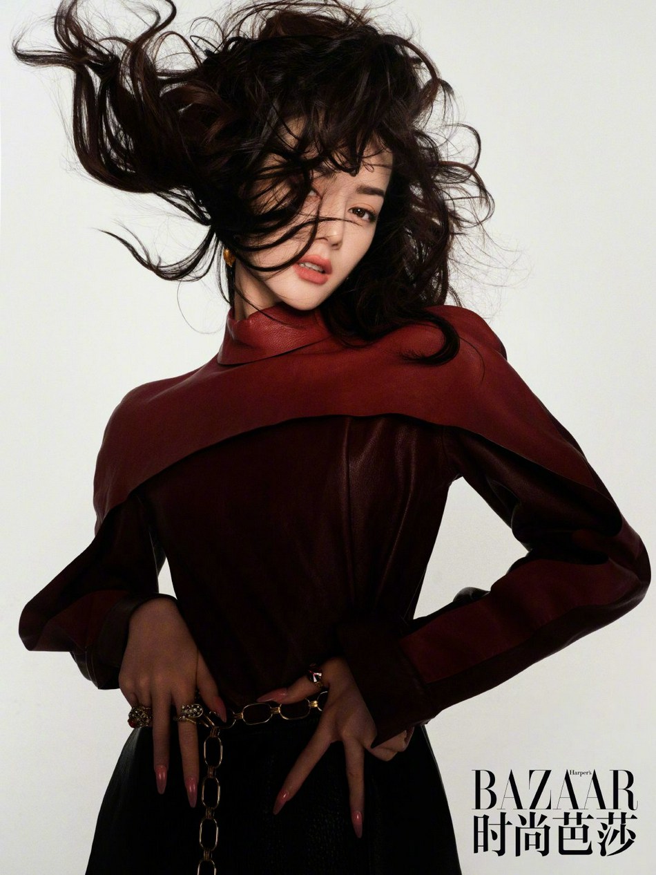 迪丽热巴百变造型变身摩登女郎