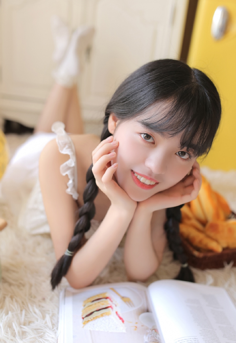 麻花辫萌妹子吊带短裙私房写真