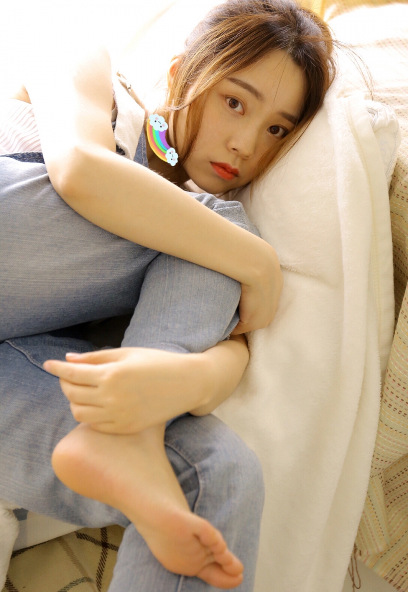 牛仔背带裤小姐姐慵懒随性写真