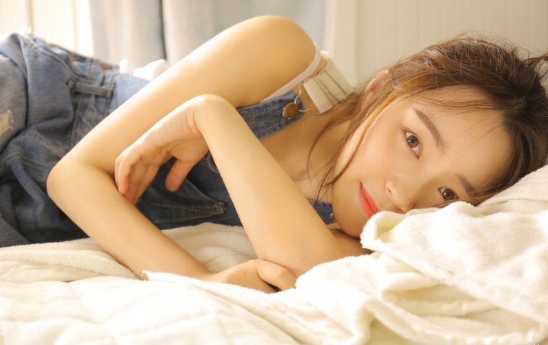 牛仔背带裤小姐姐慵懒随性写真