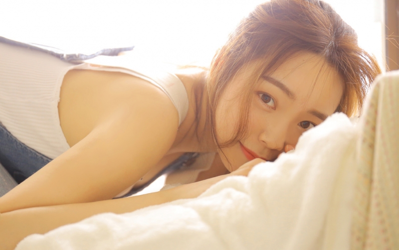 牛仔背带裤小姐姐慵懒随性写真