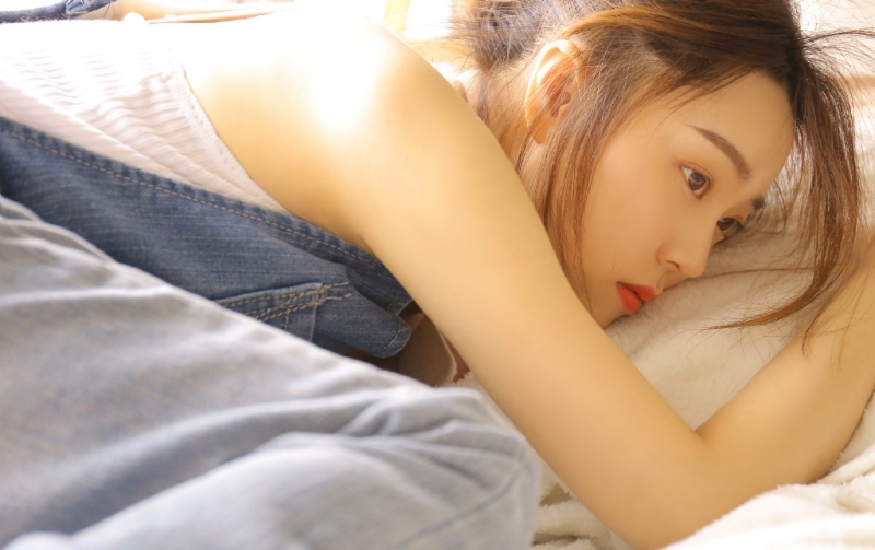 牛仔背带裤小姐姐慵懒随性写真