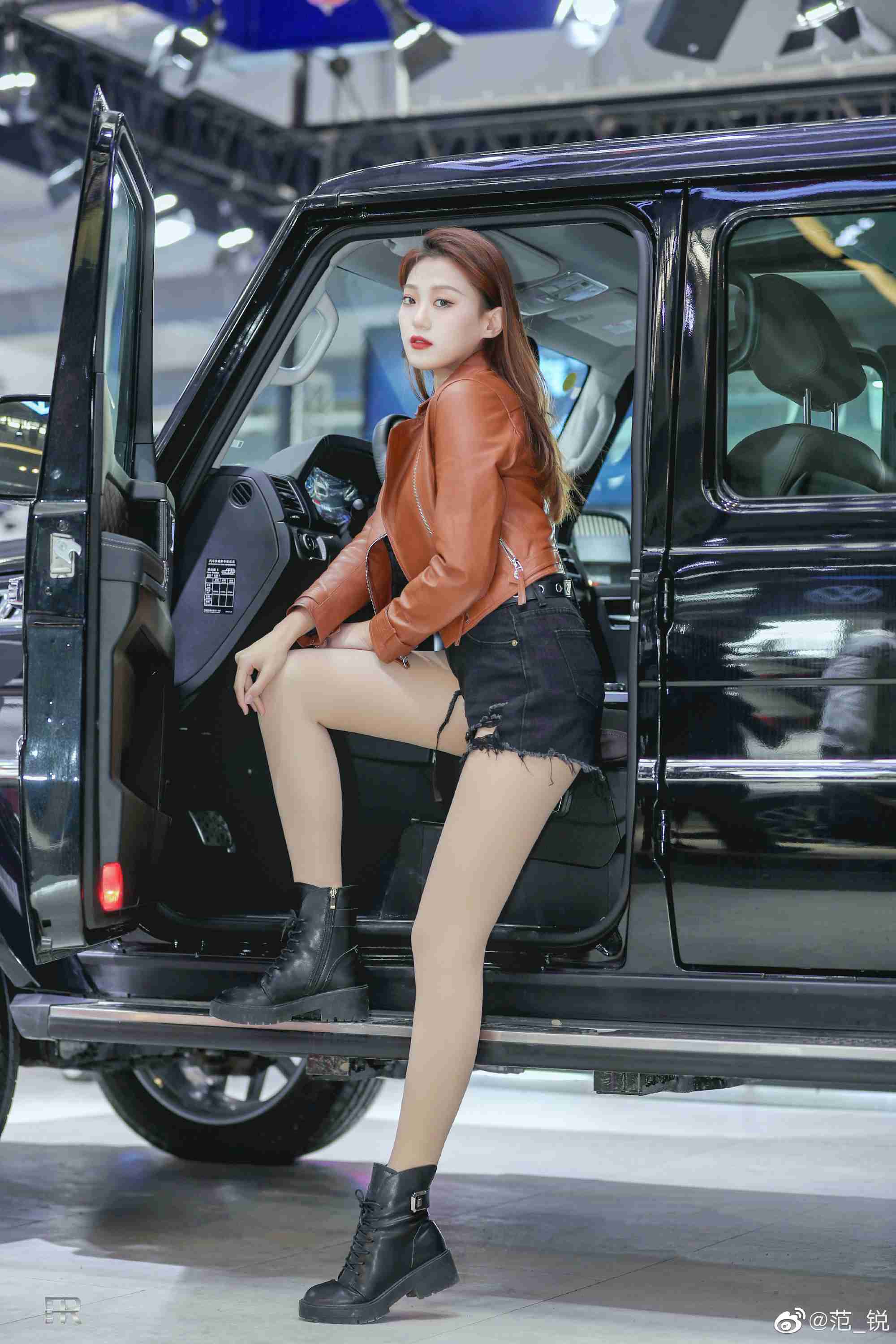 高挑美女车模小蛮腰大长腿套图