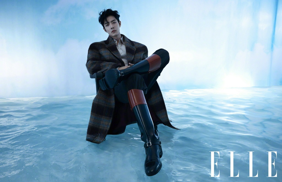 肖战红蓝造型尽显双面魅力写真