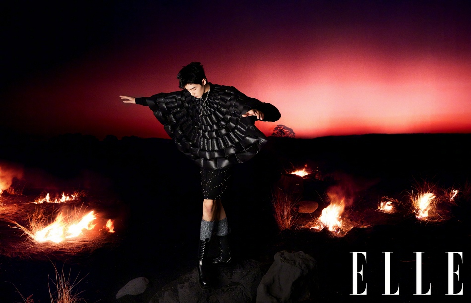 肖战红蓝造型尽显双面魅力写真