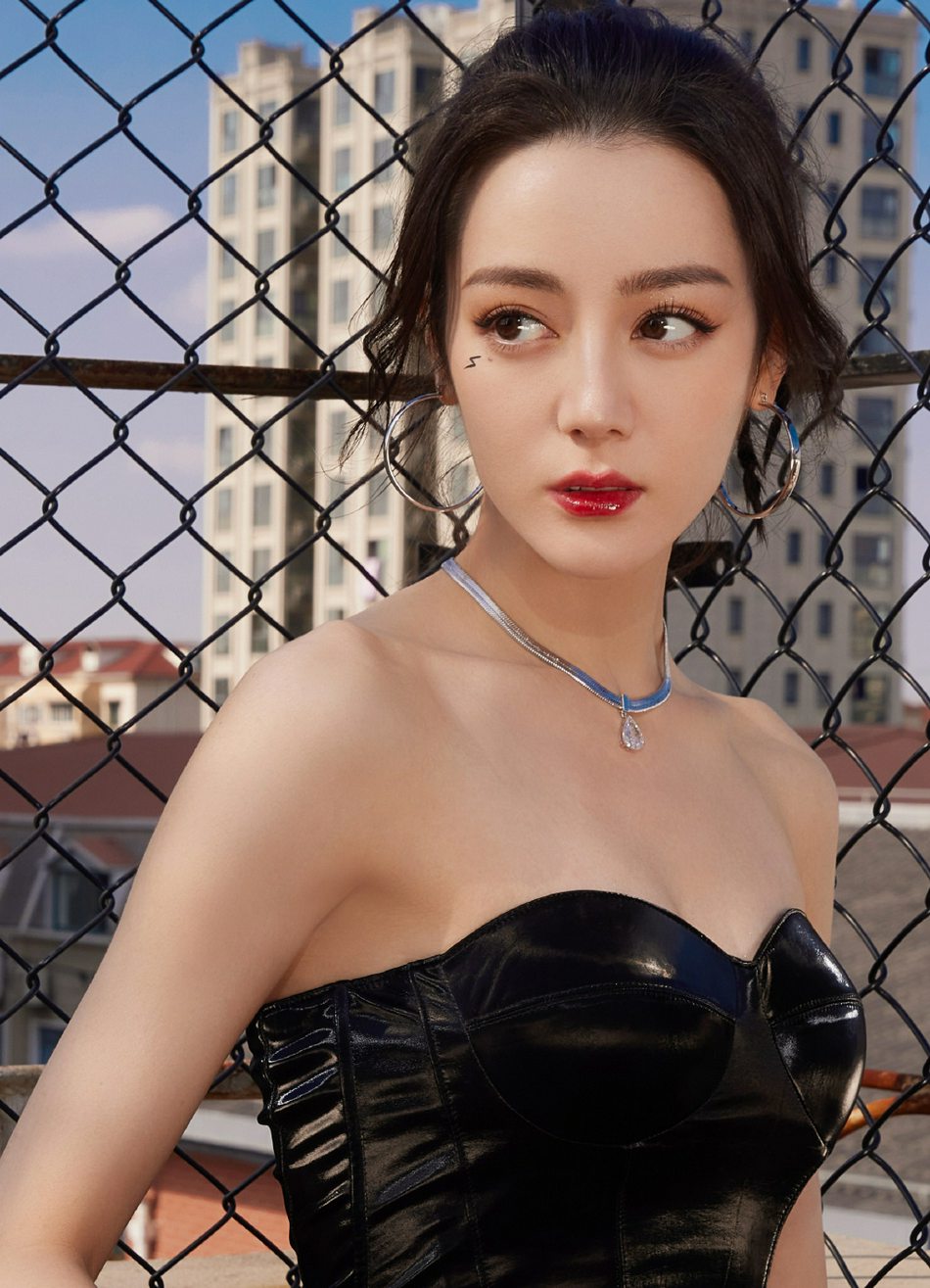 迪丽热巴全黑造型性感干练写真