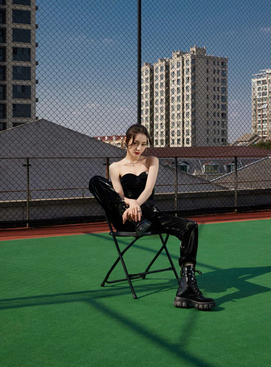 迪丽热巴全黑造型性感干练写真