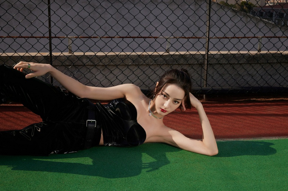 迪丽热巴全黑造型性感干练写真