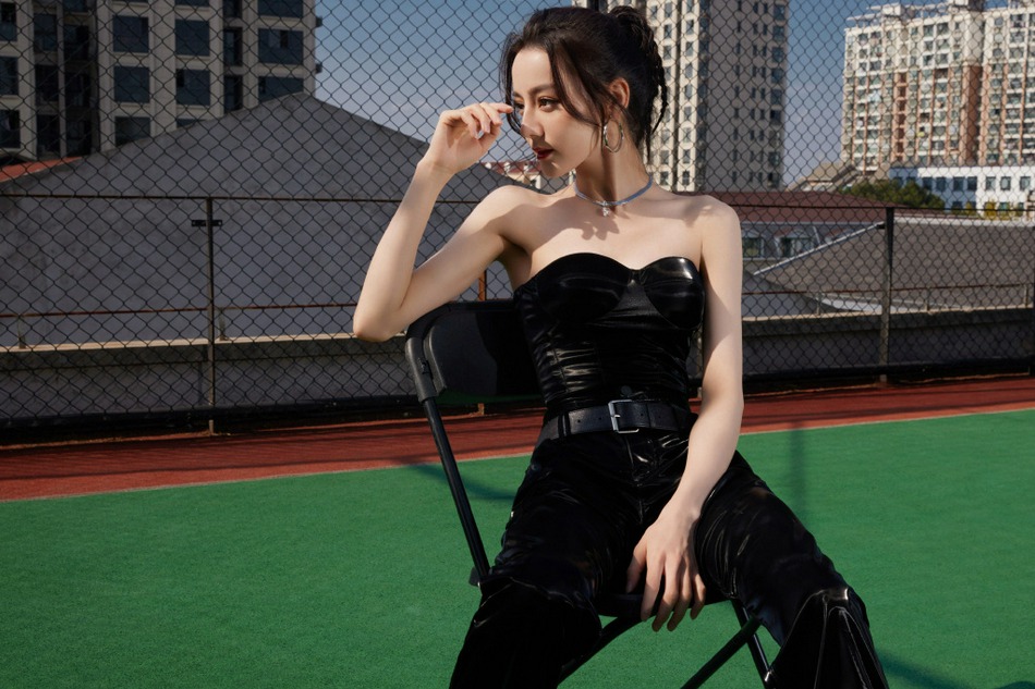 迪丽热巴全黑造型性感干练写真