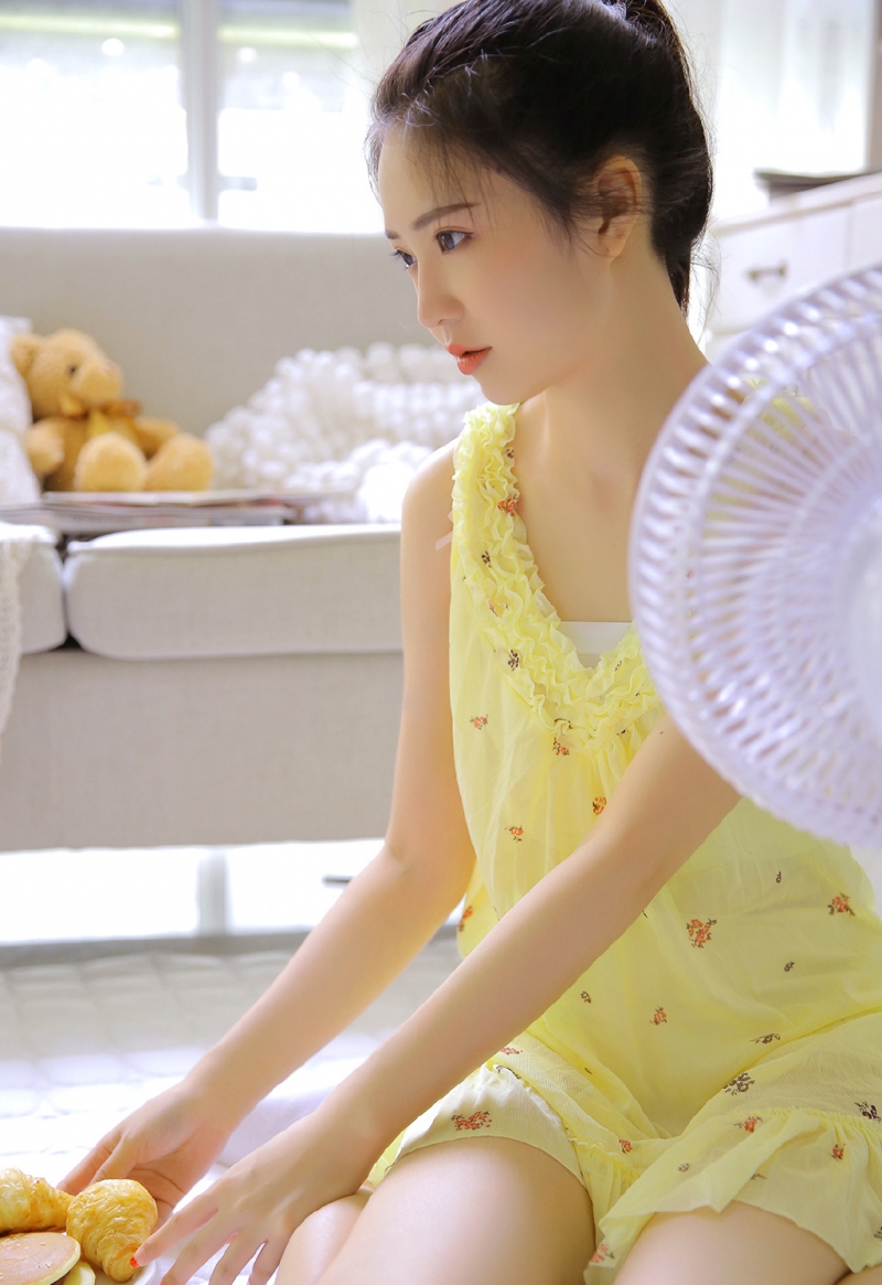 马尾辫美眉光滑牛奶肌私房写真