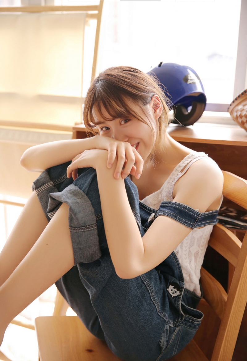 牛仔背带裤美少女精致侧颜写真