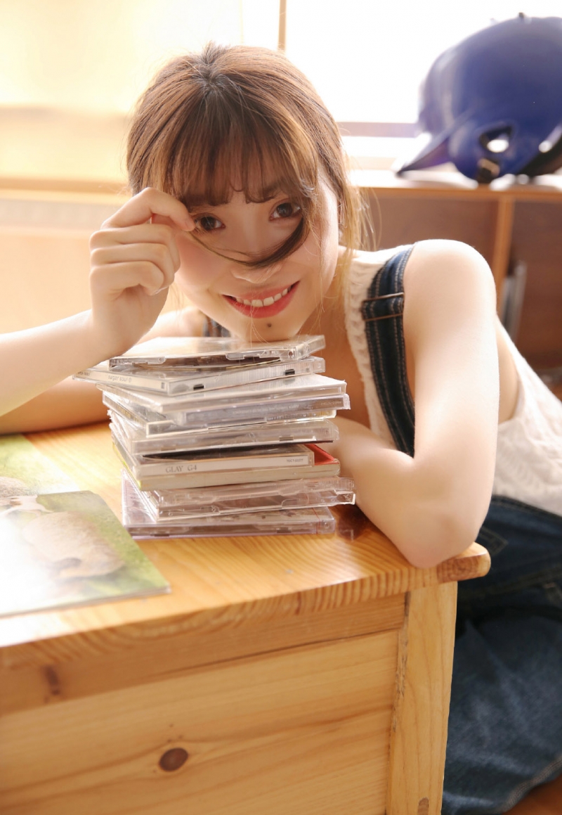 牛仔背带裤美少女精致侧颜写真