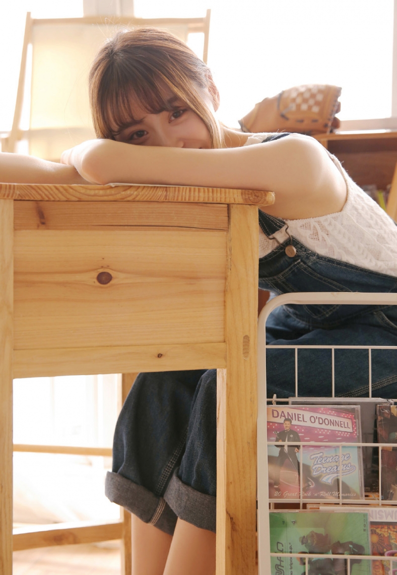 牛仔背带裤美少女精致侧颜写真