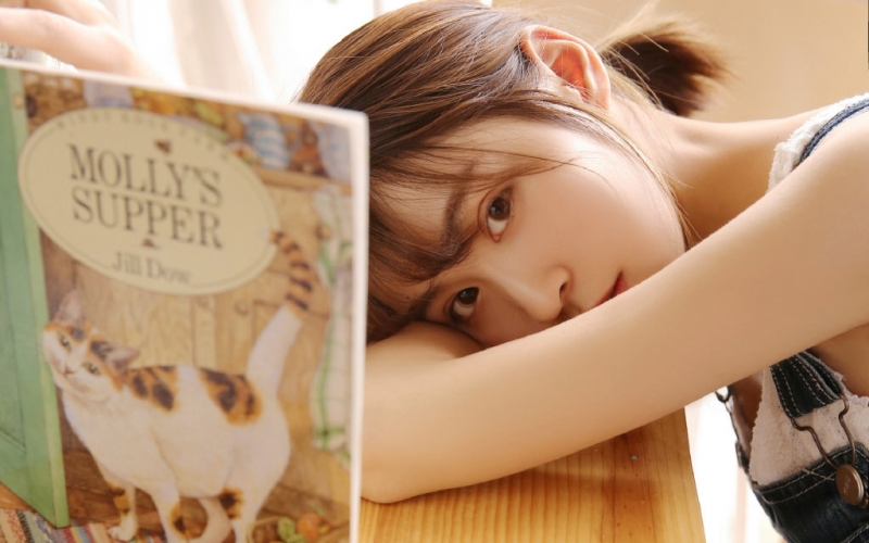 牛仔背带裤美少女精致侧颜写真