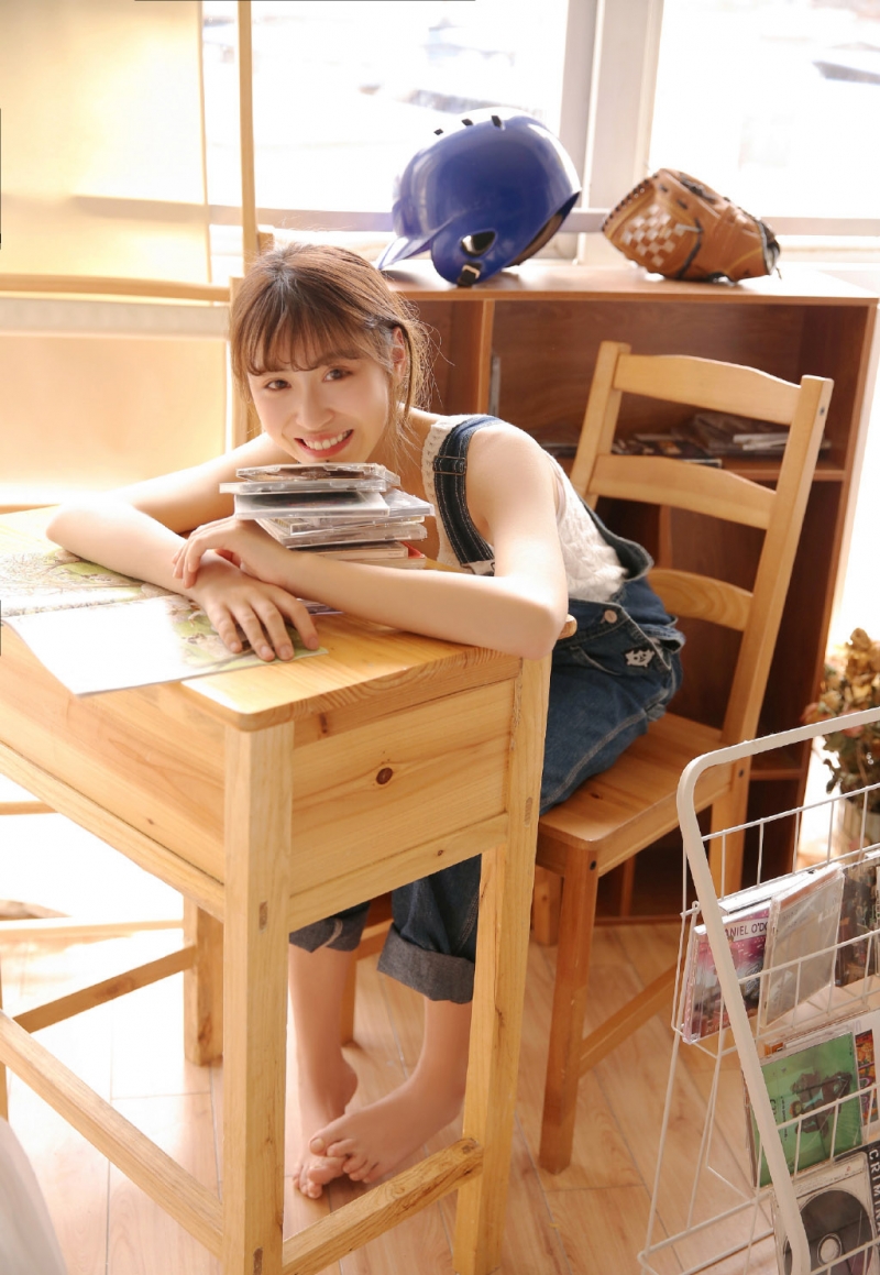 牛仔背带裤美少女精致侧颜写真