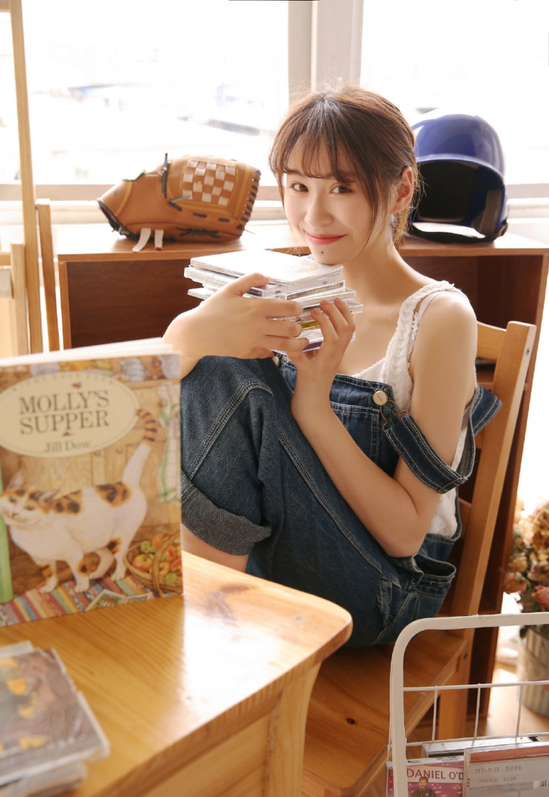 牛仔背带裤美少女精致侧颜写真