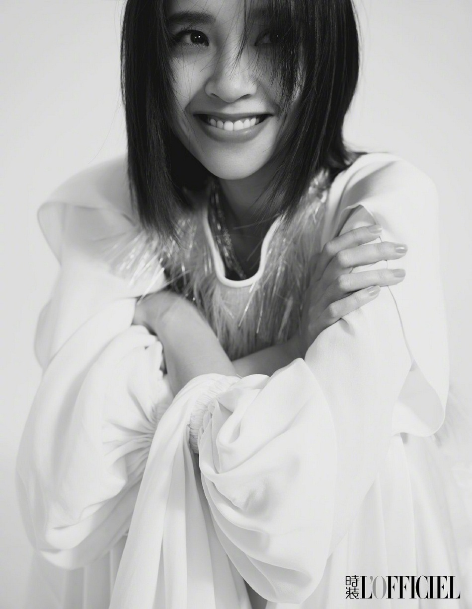 唐艺昕解锁多套造型尽显百变魅力