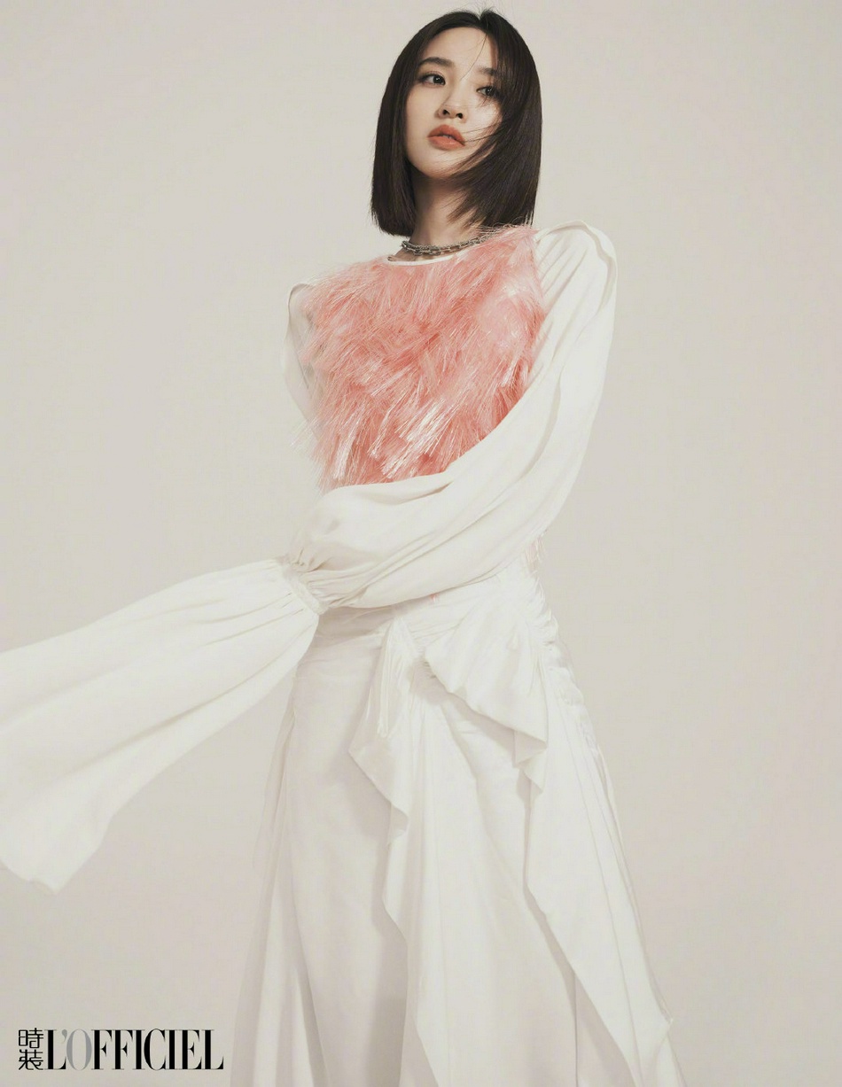 唐艺昕解锁多套造型尽显百变魅力